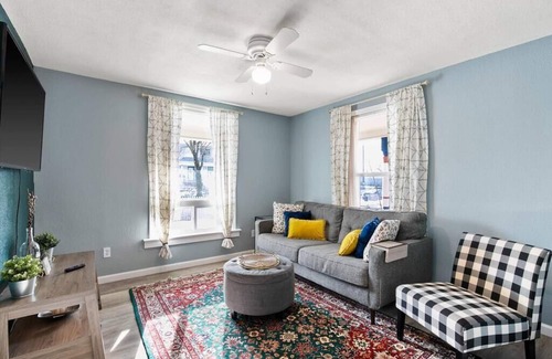 West Central House | Mins To Dwntwn & Arena | Backyard | BBQ | King Bed