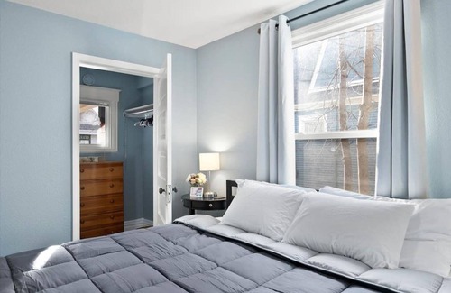 West Central House | Mins To Dwntwn & Arena | Backyard | BBQ | King Bed