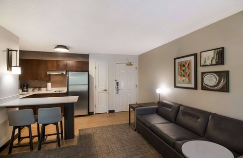 Richardson Hotel | Minutes Away From The Dallas World Aquarium! W/Pool, FREE Breakfast & Parking!