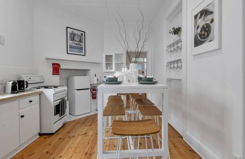 Glenelg Apartment | Minutes from the beach Glenelg