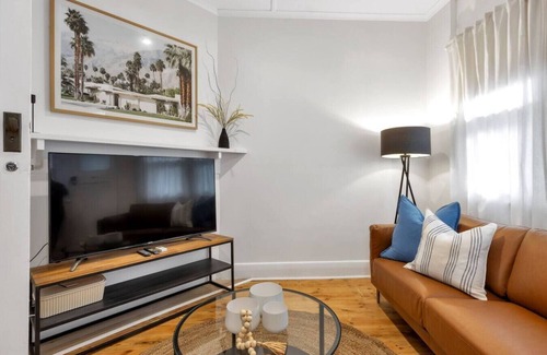 Glenelg Apartment | Minutes from the beach Glenelg
