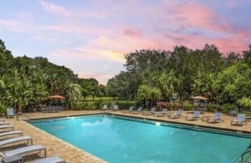Tropic House | Minutes to Beach Sunsets/Sunrises, Park and Elegant Coastal Comfort