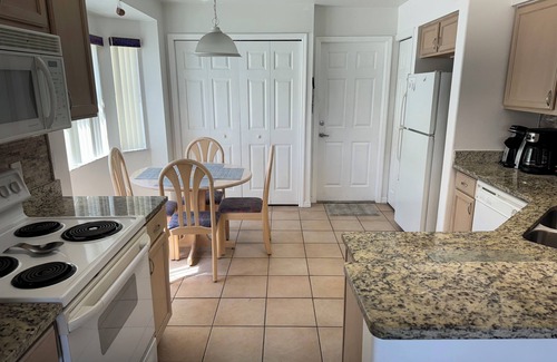 Esprit House | Minutes to Disney. House with pool on Golf Course with Lake Access