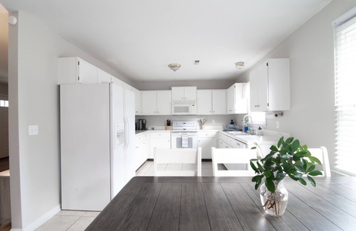 Apex House | Minutes to downtown Apex! Freshly renovated! Sleeps up to 8! Big backyard!
