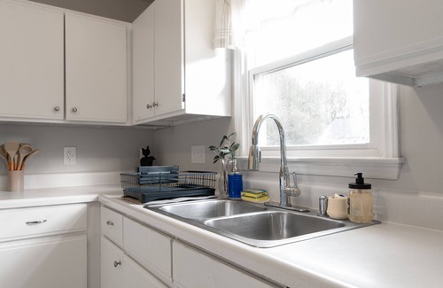 Apex House | Minutes to downtown Apex! Freshly renovated! Sleeps up to 8! Big backyard!