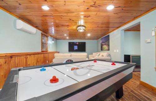 West Dennis House | Minutes to Oceanside beaches Private Deck and Backyard