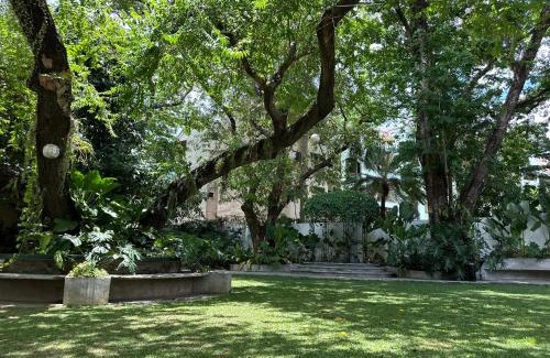 Bagong Lipunan Ng Crame House | MIRANAMIN NEST Elegant Home in MiraNila Heritage Compound, Pet Friendly, with Rooftop, Kitchens - Perfect for Reunions, Team Building