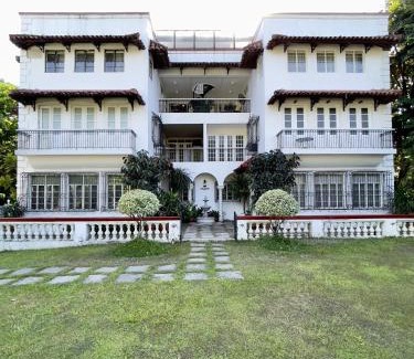 Bagong Lipunan Ng Crame Apartment | MiraNamin Nest LIRYO and LANTANA Residence in Unique Historic Home - Garden, Rooftop, Private Kitchen