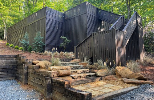 Clarkesville House | Mirror Häus in mountains! Ice bath, sauna, cedar tub, & large outdoor living.
