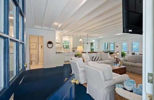 Crane Hill House | Miss Lazy Blue, a true relaxing cottage located right on Smith Lake.