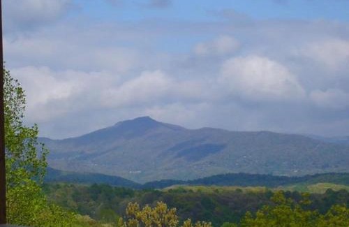Blowing Rock House | Misty Mountain Hideaway