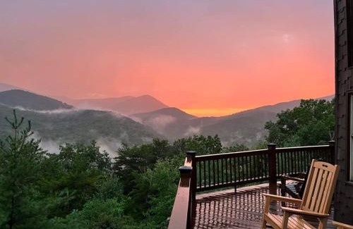 Cherry Log House | Misty Mountain Hideaway- Stunning Mountain Views