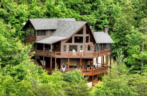 Cherry Log House | Misty Mountain Hideaway- Stunning Mountain Views