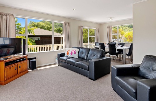 Waikawa Bay Cottage | MOANA ESCAPE - WAIKAWA HOLIDAY HOME, family friendly in Picton