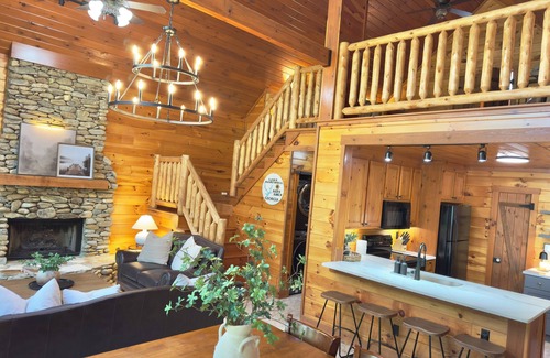 Gumlog House | MOBILE DISCOUNTS 10% OFF,Lake Hartwell,Private Dock, Fire Pit,Screened Porch