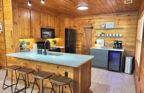 Gumlog House | MOBILE DISCOUNTS 10% OFF,Lake Hartwell,Private Dock, Fire Pit,Screened Porch