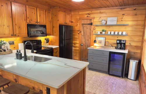 Gumlog House | MOBILE DISCOUNTS 10% OFF,Lake Hartwell,Private Dock, Fire Pit,Screened Porch
