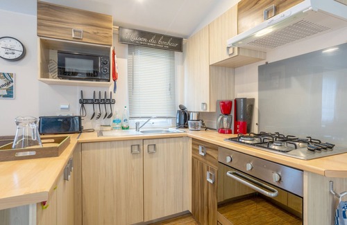Pont-Aven RV Rental | Mobile Home 'Mobilhome 6 Pers Face Piscine' with Shared Pool and Private Terrace