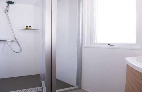 Les Cabanes de Fleury House | Mobile home with terrace at Domaine Les Mûriers, Vendres-Plage