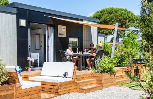 Les Cabanes de Fleury House | Mobile home with terrace at Domaine Les Mûriers, Vendres-Plage