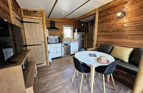 Coulon House | Mobilhome Premium 56 m2 (3 Schlafzimmer) inklusive halb überdachte Terrasse geschlossen + Clim + TV + LV + Plancha 6 Personen