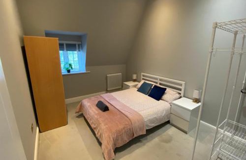 Tadworth Apartment | Modern 1-Bed Apartment with Balcony-Tadworth