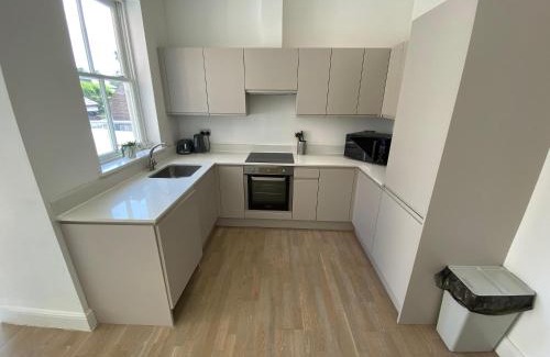 Tadworth Apartment | Modern 1-Bed Apartment with Balcony-Tadworth