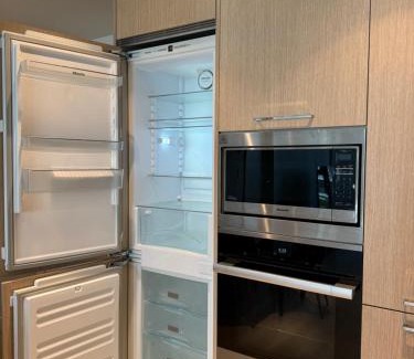 Richmond City Centre Apartment | Modern 1-bed Condo in Richmond