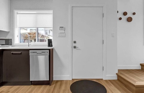 Riley Park-Little Mountain House | Modern 1 Bed Laneway House - by VGH & City Hall