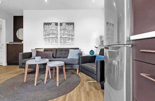 Riley Park-Little Mountain House | Modern 1 Bed Laneway House - by VGH & City Hall