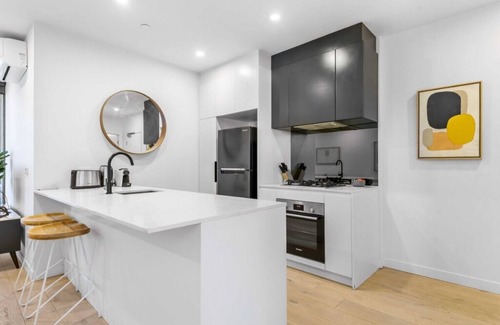 Footscray Apartment | Modern 1-Bedroom Apartment in Delightful Footscray with Wi-Fi and Study Nook
