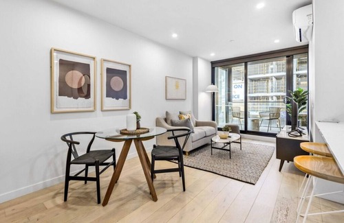 Footscray Apartment | Modern 1-Bedroom Apartment in Delightful Footscray with Wi-Fi and Study Nook