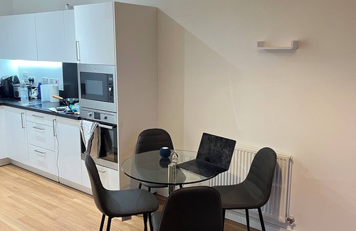 Royal Docks Apartment | Modern 1 bedroom by Thames w balcony-1 min to DLR, easy access to central London
