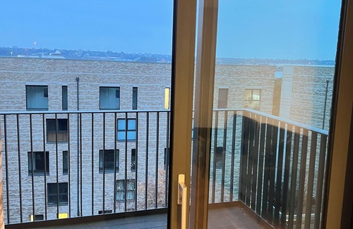 Royal Docks Apartment | Modern 1 bedroom by Thames w balcony-1 min to DLR, easy access to central London