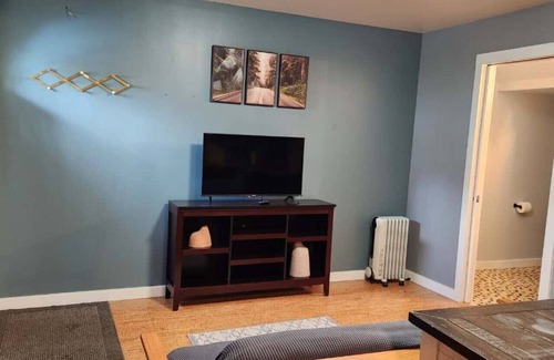 Campbell Park Apartment | Modern 1 bedroom close to UAA