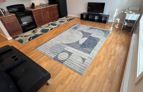 Amherst Center Apartment | Modern 1-bedroom Downtown apartment in enchanting Amherst with Full Kitchen/Wifi