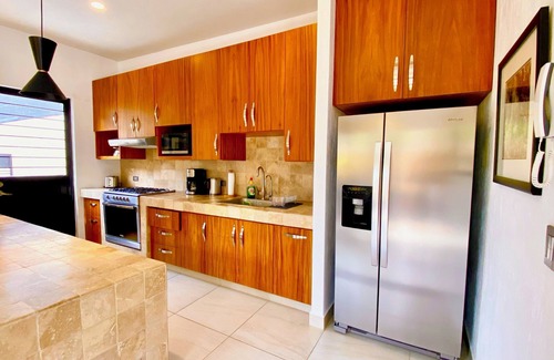 San Antonio Tlayacapan House | Modern 1 Bedroom Guesthouse - Free Bikes - Huge Patio - Gym - Pickleball Court
