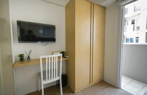 Pio del Pilar Apartment | Modern 1-BR with Balcony & FREE Parking in Makati CBD