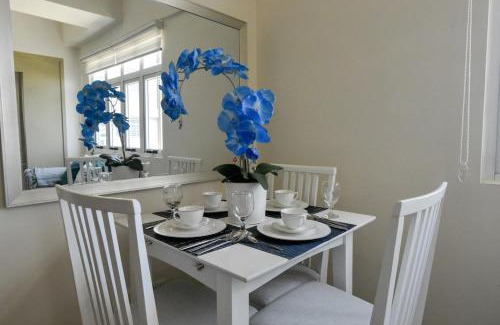 Pio del Pilar Apartment | Modern 1-BR with Balcony & FREE Parking in Makati CBD