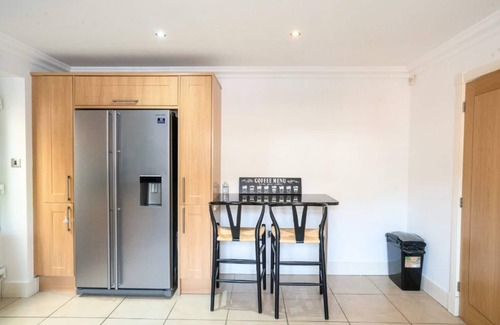 Marston Green House | Modern 10BR Retreat w/Wifi, Washer, Backyard and Sleeps 16+ near HS2, NEC & BHX