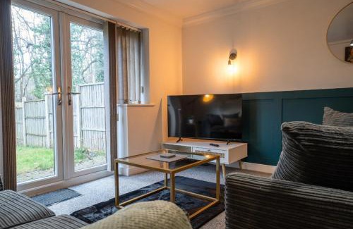 Marston Green House | Modern 10BR Retreat Sleeps 16plus nr HS2 NEC BHX