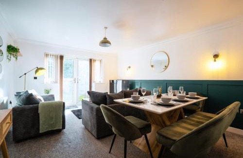 Marston Green House | Modern 10BR Retreat Sleeps 16plus nr HS2 NEC BHX