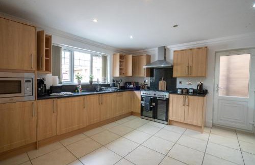 Marston Green House | Modern 10BR Retreat Sleeps 16plus nr HS2 NEC BHX