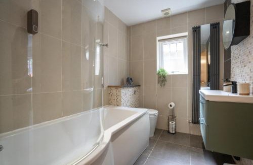 Marston Green House | Modern 10BR Retreat Sleeps 16plus nr HS2 NEC BHX