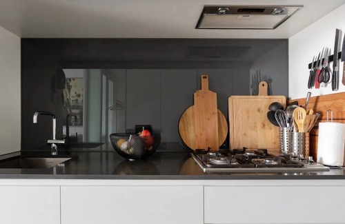 Windsor Apartment | Modern 1BD Next Door to Chapel Street!
