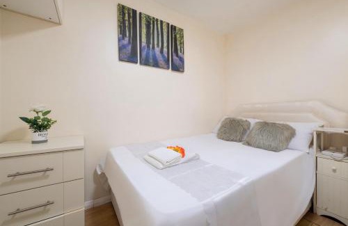 Deptford Apartment | Modern 1Bedroom Apartment Deptford London WIFI Perfect for Solo & Coupled Guests Long Stays Welcome! Sleeps 4