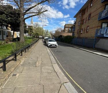 Westbourne Green Apartment | Modern 1BR Apartment 4 Guests Central Stay