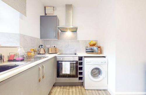 Clydach Apartment | Modern 1BR flat- Perfect for leisure and work. Free parking and WI-FI