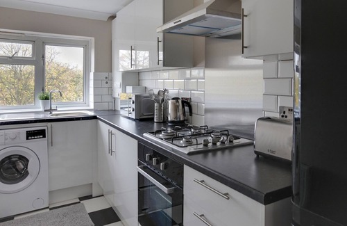 Harlow Apartment | Modern 1BR Gem: Stylish Flat in Harlow