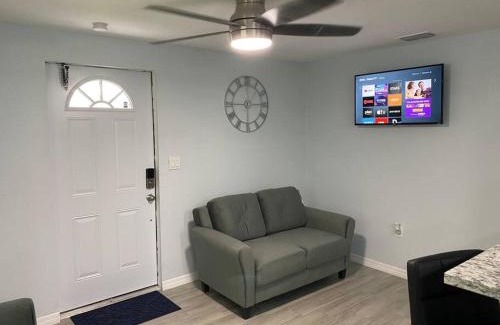 Parrish House | Modern 2/1 in Parrish FL Sleeps 6 Quiet Dead End St 1/2 Acre Wow